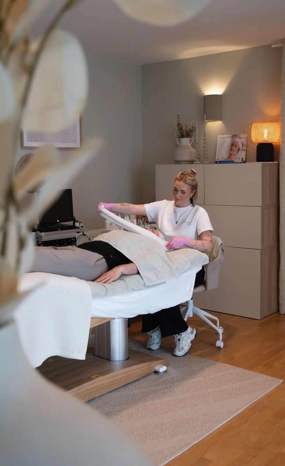 Timea Mörth bei einer Behandlung im Glanzzeit Kosmetikatelier