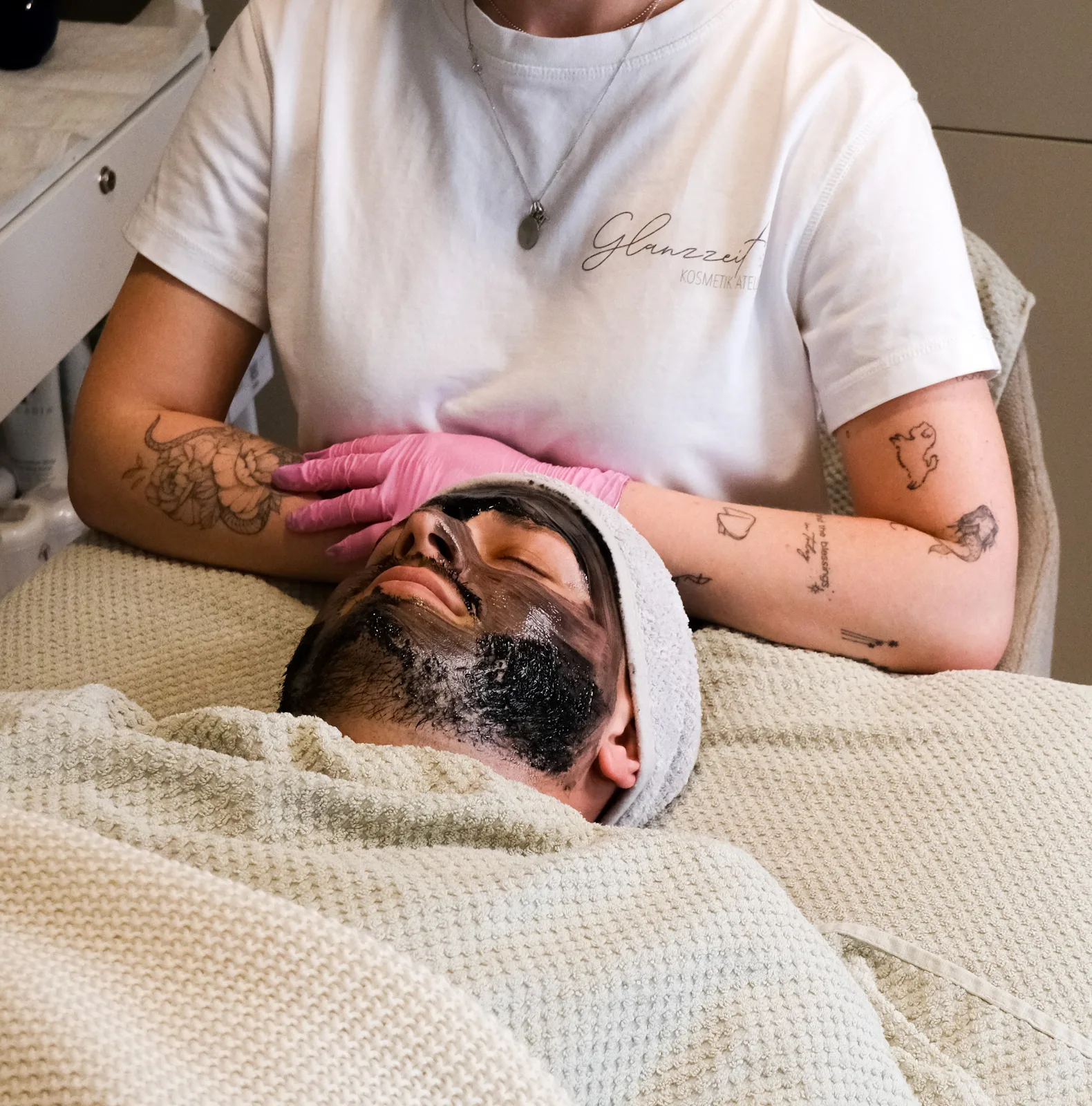 Gesichtsbehandlung mit Maske im Glanzzeit Kosmetikatelier