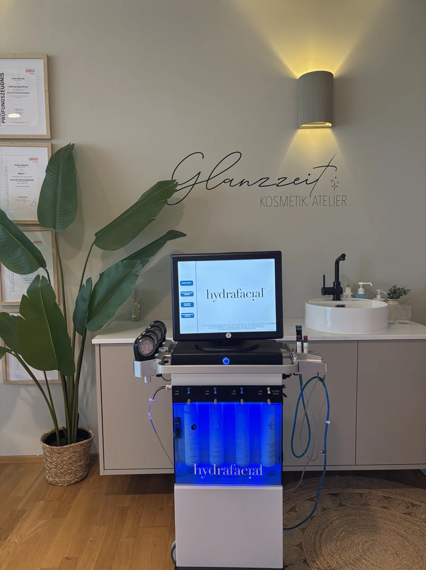 Originales Hydrafacial Gerät im Behandlungsraum des Glanzzeit Kosmetikateliers